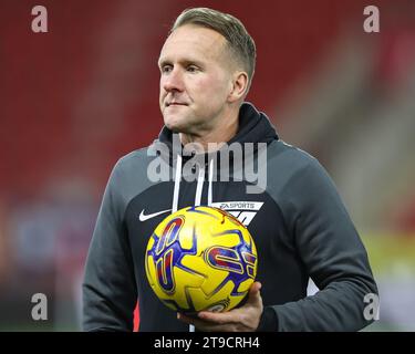 Rotherham, Großbritannien. November 2023. Schiedsrichter Oliver Langford während des Sky Bet Championship Matches Rotherham United gegen Leeds United im New York Stadium, Rotherham, Vereinigtes Königreich, 24. November 2023 (Foto: Mark Cosgrove/News Images) in Rotherham, Vereinigtes Königreich am 24. November 2023. (Foto: Mark Cosgrove/News Images/SIPA USA) Credit: SIPA USA/Alamy Live News Stockfoto