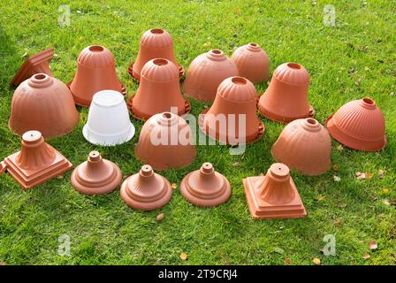 Blumentöpfe im Garten auf grünem Gras. Gartenarbeit. Gartenwerkzeuge. Stockfoto