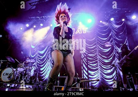 23. November 2023, Manchester, England, Vereinigtes Königreich: Irische Sängerin CIARA MARY ALICE THOMPSON alias CMAT live im O2 Ritz in Manchester. (Kreditbild: © Andy von Pip/ZUMA Press Wire) NUR REDAKTIONELLE VERWENDUNG! Nicht für kommerzielle ZWECKE! Stockfoto