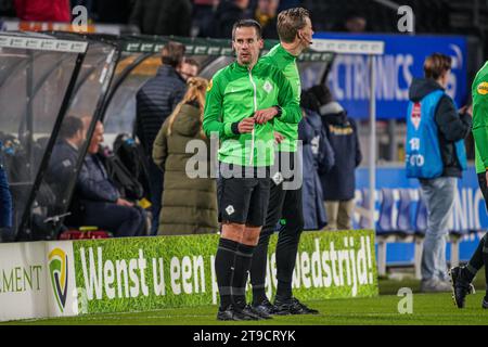 Breda, Niederlande. November 2023. BREDA, NIEDERLANDE - 24. NOVEMBER: Der stellvertretende Schiedsrichter Rens Bluemink sieht beim niederländischen Keuken Kampioen Divisie-Spiel zwischen NAC Breda und FC den Bosch am 24. November 2023 im Rat Verlegh Stadion in Breda, Niederlande. (Foto von Gabriel Calvino Alonso/Orange Pictures) Credit: Orange Pics BV/Alamy Live News Stockfoto