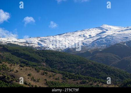 Skipisten des Skigebietes Pradollano in den Bergen der Sierra Nevada in Spanien, Stockfoto