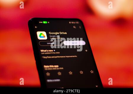 Das Google Drive-Update ist angekommen und wird auf dem mobilen Bildschirm angezeigt Stockfoto