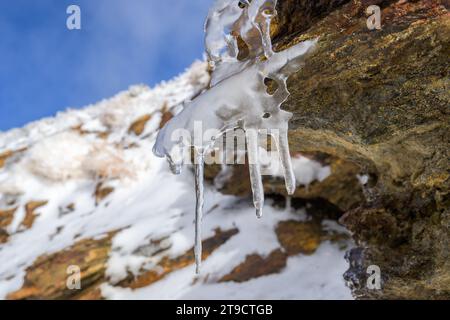 Natureiskulpturen, die von Eis in der sierra nevada geschaffen wurden, Stockfoto