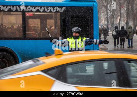 Moskau, Russland. November 2023. Ein Inspektor der Verkehrspolizei steht an einem Fußgängerübergang im Zentrum von Moskau und sorgt für die Verkehrssicherheit auf der Straße, Russland Stockfoto