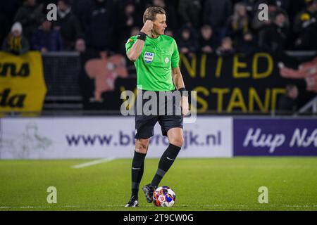 Breda, Niederlande. November 2023. BREDA, NIEDERLANDE - 24. NOVEMBER: Schiedsrichter Sander van der Eijk sieht beim niederländischen Keuken Kampioen Divisie-Spiel zwischen NAC Breda und FC den Bosch am 24. November 2023 im Rat Verlegh Stadion in Breda, Niederlande. (Foto von Gabriel Calvino Alonso/Orange Pictures) Credit: Orange Pics BV/Alamy Live News Stockfoto
