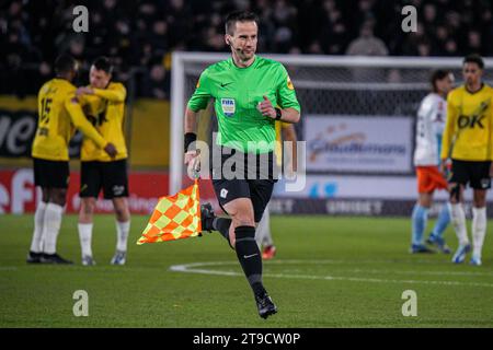 Breda, Niederlande. November 2023. BREDA, NIEDERLANDE - 24. NOVEMBER: Stellvertretender Schiedsrichter Rens Bluemink trat am 24. November 2023 im Rat Verlegh Stadion in Breda, Niederlande, beim niederländischen Keuken Kampioen Divisie Spiel zwischen NAC Breda und FC den Bosch an. (Foto von Gabriel Calvino Alonso/Orange Pictures) Credit: Orange Pics BV/Alamy Live News Stockfoto