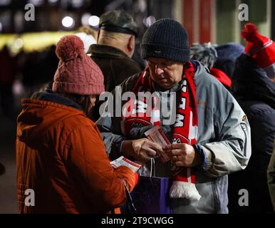 Rotherham, Großbritannien. November 2023. Rotherham-Fans erhalten Tickets bereit, wenn sie am 24. November 2023 im Aesseal New York Stadium während des Spiels Rotherham United FC gegen Leeds United FC SKY Bet EFL Championship im Aesseal New York Stadium, Rotherham, England, Großbritannien ankommen. Credit: Every Second Media/Alamy Live News Stockfoto