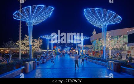 Der SOHO-Platz in Sharm El Sheikh, Ägypten, ist ein lebendiger Platz mit Springbrunnen, Restaurants, Lounges, einer Eislaufbahn, Nachtleben und anderen Unterhaltungsangeboten. Stockfoto