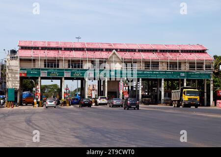 Kerala, Indien - 22. März 2023 Blick auf eine Interstate toll Plaza oder einen Stand in kochi Stockfoto