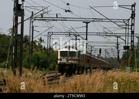 Kochi, Kerala, Indien - 22. März 2023, Zug mit elektrischer Unterstützung durch die Gleise in der indischen Eisenbahn Stockfoto