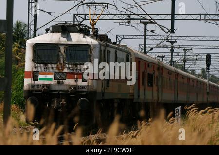 Kochi, Kerala, Indien - 22. März 2023, Zug mit elektrischer Unterstützung durch die Gleise in der indischen Eisenbahn Stockfoto