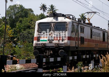 Kochi, Kerala, Indien - 22. März 2023, Zug mit elektrischer Unterstützung durch die Gleise in der indischen Eisenbahn Stockfoto