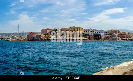 Blick über den Eingang zum Haupthafen und Yachthafen in Chania, Kreta an einem hellen sonnigen Tag Stockfoto