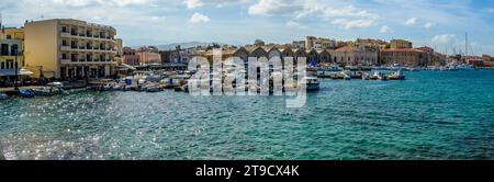 Ein Panoramablick über den Yachthafen und den Hafen von Chania, Kreta an einem hellen sonnigen Tag Stockfoto