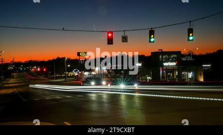 NORWALK, CT, USA - 23. NOVEMBER 2023: Verkehr auf der Post Road am Thanksgiving Day Abend mit wunderschönem Sonnenuntergang Stockfoto