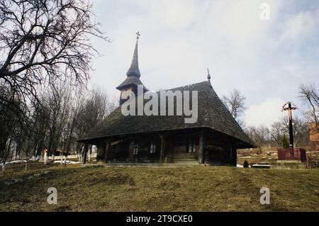 Kreis Salaj, Rumänien, ca. 2000. Außenansicht der Holzkirche im Kloster Strâmba, erbaut 1470. Stockfoto