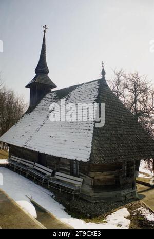 Kreis Salaj, Rumänien, ca. 2000. Außenansicht der Holzkirche im Kloster Strâmba, erbaut 1470. Stockfoto