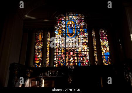 St George's, Hanover Square, ist eine anglikanische Kirche, die Pfarrkirche von Mayfair in der City of Westminster, Zentrum von London, erbaut im frühen Achtzipfel Stockfoto