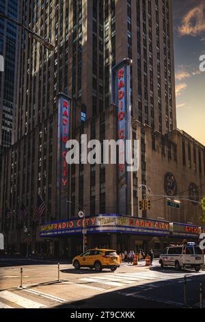 RADIO CITY MUSIC HALL, NEW YORK, USA, 17. SEPTEMBER 2023. Ein vertikales Stadtbild des Eingangs zur Radio City Music Hall mit dem berühmten Neonschild A Stockfoto