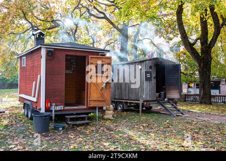 Mobile Saunen im Innenhof des Nationalmuseums während des Kansallismuseo 48H in Helsinki, Finnland Stockfoto