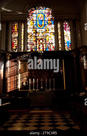 St George's, Hanover Square, ist eine anglikanische Kirche, die Pfarrkirche von Mayfair in der City of Westminster im Zentrum von London, erbaut im frühen 18. Jahrhundert Stockfoto