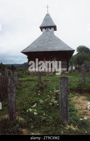 Șinca Nouă, County Brasov, Rumänien, 2000. Außenansicht der hölzernen Kirche, einem historischen Denkmal aus dem 18. Jahrhundert. Stockfoto