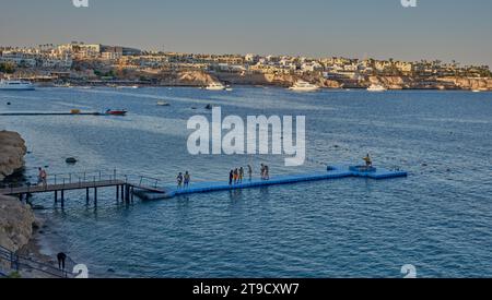 Panoramablick auf die Sharks Bay in Sharm El Sheikh, Ägypten Nachmittagsfoto, das das rote Meer mit Touristen, Yachten und Hotels im Hintergrund zeigt Stockfoto