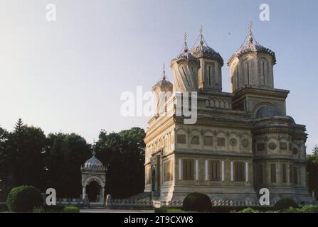 Kreis Argeș, Rumänien, 2002. Äußere der christlich-orthodoxen Kathedrale Curtea de Argeș, ein historisches Denkmal aus dem 16. Jahrhundert. Stockfoto