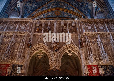 Statue und Skulptur in der Kathedrale von Sainte Cecile in der Stadt Albi in Frankreich Stockfoto