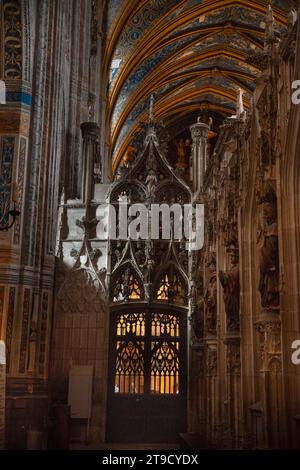 Statue und Skulptur in der Kathedrale von Sainte Cecile in der Stadt Albi in Frankreich Stockfoto