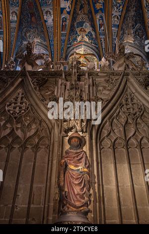 Statue und Skulptur in der Kathedrale von Sainte Cecile in der Stadt Albi in Frankreich Stockfoto