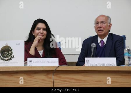 Mexiko-Stadt, Mexiko. November 2023. Laura Lizette EnrÃ-quez RodrÃ-guez, Bürgerbeauftragte von INFO CDMX, und Dr. Ricardo Uvalle Berrones nahmen an der Präsentation des Buches "Schlachten, Niederlagen, Siege, Chroniken und Spuren der Eroberung des Rechts auf Zugang zu Informationen 2002-2022" Teil. im Lucio Mendieta Saal der Fakultät für Politik- und Sozialwissenschaften (FCPyS) der UNAM am 23. November 2023 in Mexiko-Stadt. (Kreditbild: © José Luis Torales/OKULARIS via ZUMA Press Wire) NUR REDAKTIONELLE VERWENDUNG! Nicht für kommerzielle ZWECKE! Stockfoto