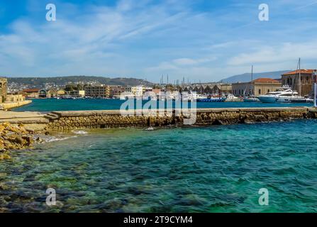 Ein Blick über eine interne Mole im Hafen von Chania, Kreta an einem hellen sonnigen Tag Stockfoto