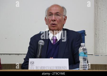 Mexiko-Stadt, Mexiko. November 2023. Dr. Ricardo Uvalle nahm als Diskussionsteilnehmer am 23. November im Lucio Mendieta Saal der Fakultät für Politik und Sozialwissenschaften (FCPyS) der UNAM an der Präsentation des Buches "Battles, defeats, Victories, Chronicles and Traces of the Conquest of the right of Information 2002-2022" Teil. 2023 in Mexiko-Stadt, Mexiko. (Kreditbild: © José Luis Torales/OKULARIS via ZUMA Press Wire) NUR REDAKTIONELLE VERWENDUNG! Nicht für kommerzielle ZWECKE! Stockfoto