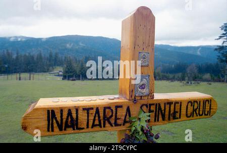 Prahova County, Rumänien, 2001. Holzkreuz auf dem Gelände des Karaimanerklosters während seiner Bauphase. Stockfoto