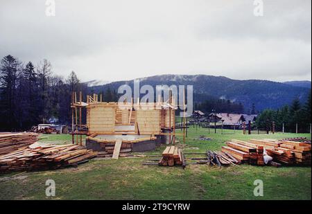 Prahova County, Rumänien, 2001. Die Holzkirche des Caraiman-Klosters während der Bauphase. Stockfoto