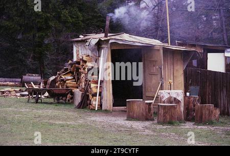 Prahova County, Rumänien, 2001. Provisorische Unterkunft für Arbeiter beim Bau des Caraiman-Klosters. Stockfoto