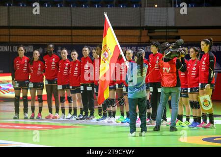 Santander, Spanien, 24. November 2023: Das spanische Team hört die Nationalhymne während des 1. Spieltages des Spanien-Frauen-Turniers 2023 zwischen Spanien und Japan am 24. November 2023 im Santander Sports Palace in Santander, Spanien. Quelle: Alberto Brevers / Alamy Live News. Stockfoto