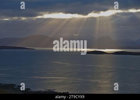 Lichter über Altandhu und den Summer Isles, Ross und Cromarty, Nordwestküste Schottlands Stockfoto