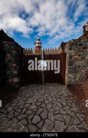 Hochauflösendes, skurriles Reisebild des Leuchtturms Punta de Teno bei gutem Sonnenlicht und negativem Raum, Teneˈɾife; Teneriffa, Kanarische Inseln, Stockfoto