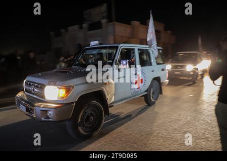 (231124) -- GAZA, 24. November 2023 (Xinhua) -- Fahrzeuge des Internationalen Komitees für den Transport des Roten Kreuzes ließen am 24. November 2023 Geiseln in Richtung Rafah-Überquerung im südlichen Gazastreifen frei. Die israelische Behörde für innere Sicherheit Shin Bet hat die erste Gruppe von 13 Geiseln empfangen, die am Freitag aus dem Gazastreifen entlassen wurden, berichteten lokale Medien. Unterdessen kündigte das katarische Außenministerium auf der Social-Media-Plattform X an, dass am Freitag zusätzlich 10 Thai- und ein philippinischer Bürger von der Hamas freigelassen wurden. Am Freitagabend werden Busse mit etwa 39 palästinensischen Gefangenen abgesetzt Stockfoto