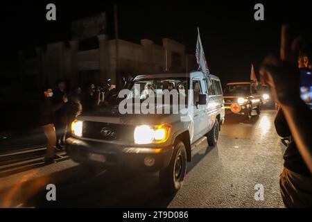 (231124) -- GAZA, 24. November 2023 (Xinhua) -- Fahrzeuge des Internationalen Komitees für den Transport des Roten Kreuzes ließen am 24. November 2023 Geiseln in Richtung Rafah-Überquerung im südlichen Gazastreifen frei. Die israelische Behörde für innere Sicherheit Shin Bet hat die erste Gruppe von 13 Geiseln empfangen, die am Freitag aus dem Gazastreifen entlassen wurden, berichteten lokale Medien. Unterdessen kündigte das katarische Außenministerium auf der Social-Media-Plattform X an, dass am Freitag zusätzlich 10 Thai- und ein philippinischer Bürger von der Hamas freigelassen wurden. Am Freitagabend werden Busse mit etwa 39 palästinensischen Gefangenen abgesetzt Stockfoto