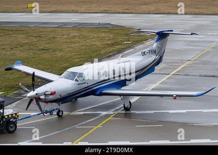 Pilatus PC-12 wird in den Hangar gezogen, nachdem er in Ostrava angekommen ist Stockfoto