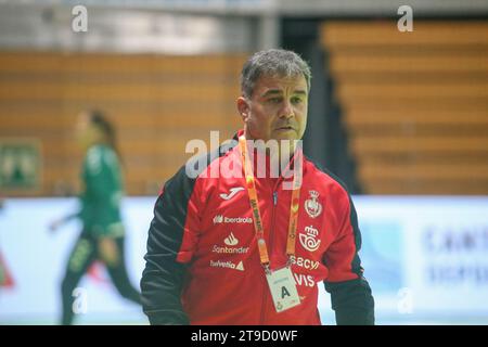 Santander, Spanien, 24. November 2023: Der spanische Trainer Ambrosio Martin am 1. Spieltag des spanischen Internationalen Frauenturniers 2023 zwischen Spanien und Japan am 24. November 2023 im Palacio de Deportes de Santander in Santander, Spanien. Quelle: Alberto Brevers / Alamy Live News. Stockfoto