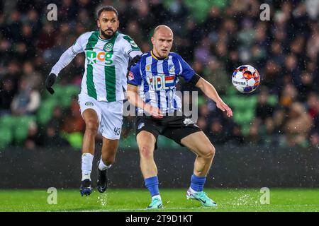 Groningen, Niederlande. November 2023. GRONINGEN, NIEDERLANDE - 24. NOVEMBER: Evan Rottier vom FC Eindhovenis wird von Marvin Peersman vom FC Groningen während des niederländischen Spiels Keuken Kampioen Divisie zwischen dem FC Groningen und dem FC Eindhoven am 24. November 2023 in Groningen, Niederlande, herausgefordert (Foto: Pieter van der Woude/ Orange Pictures) Orange Pics BV/Alamy Live News Stockfoto