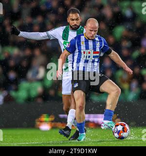 Groningen, Niederlande. November 2023. GRONINGEN, NIEDERLANDE - 24. NOVEMBER: Evan Rottier vom FC Eindhovenis wird von Marvin Peersman vom FC Groningen während des niederländischen Spiels Keuken Kampioen Divisie zwischen dem FC Groningen und dem FC Eindhoven am 24. November 2023 in Groningen, Niederlande, herausgefordert (Foto: Pieter van der Woude/ Orange Pictures) Orange Pics BV/Alamy Live News Stockfoto