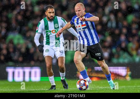 Groningen, Niederlande. November 2023. GRONINGEN, NIEDERLANDE - 24. NOVEMBER: Evan Rottier vom FC Eindhovenis wird von Marvin Peersman vom FC Groningen während des niederländischen Spiels Keuken Kampioen Divisie zwischen dem FC Groningen und dem FC Eindhoven am 24. November 2023 in Groningen, Niederlande, herausgefordert (Foto: Pieter van der Woude/ Orange Pictures) Orange Pics BV/Alamy Live News Stockfoto