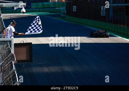 Sao Paulo, Brasilien. November 2023. Zielflagge, der Formel 1 Grand Prix von Brasilien im Autodromo Jose Carlos Pace am 4. November 2023 in Sao Paulo, Brasilien. (Foto von HOCH ZWEI) Credit: dpa/Alamy Live News Stockfoto