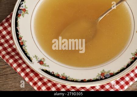 Hausgemachte Knochenbrühe in einer Suppenschüssel Stockfoto