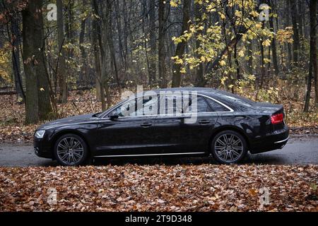 Modernes schwarzes Auto, das auf der Straße fährt, Stadtautos Hintergrund Stockfoto